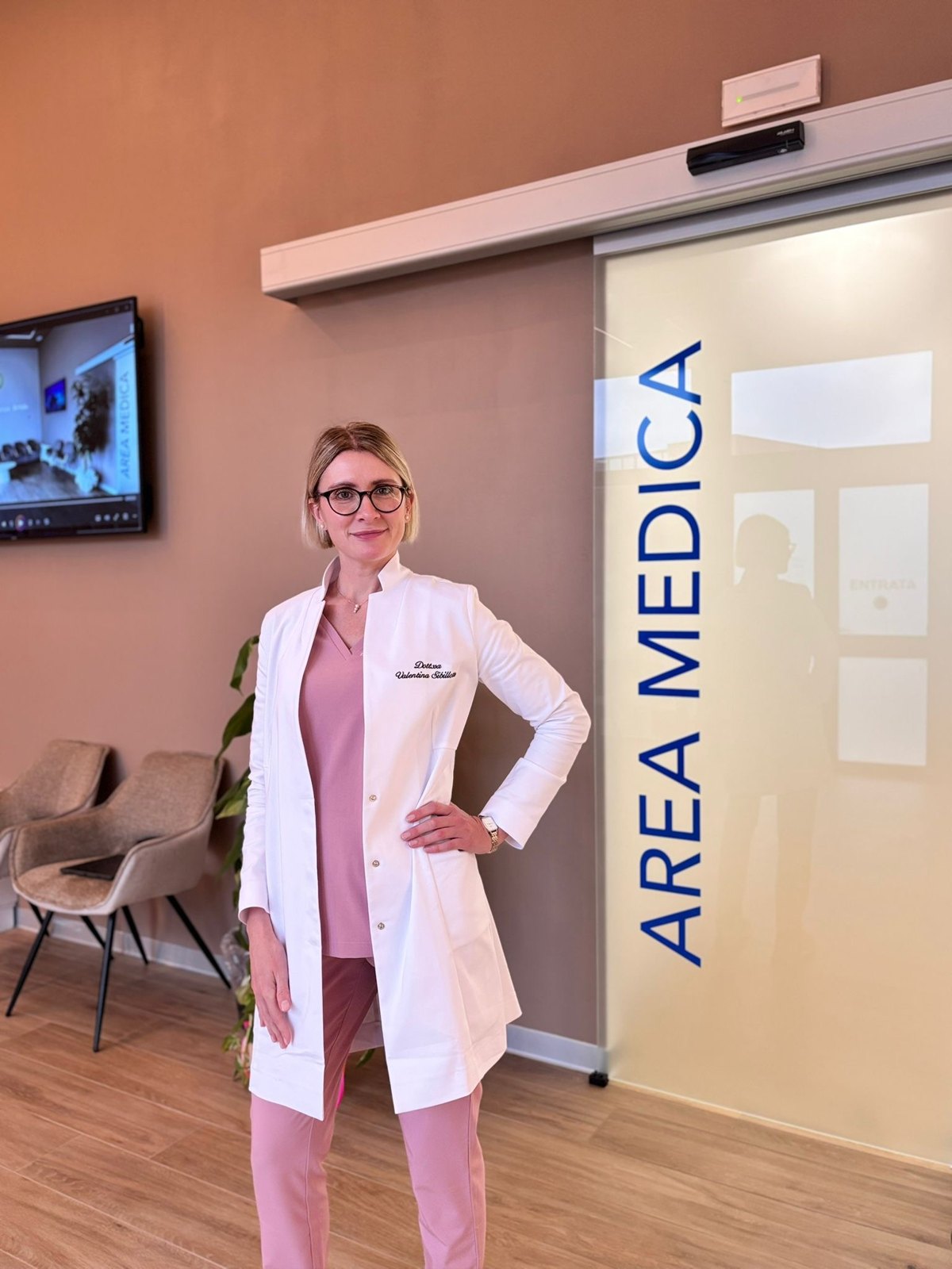 Dott.ssa Valentina Sibillotte davanti all'area medica