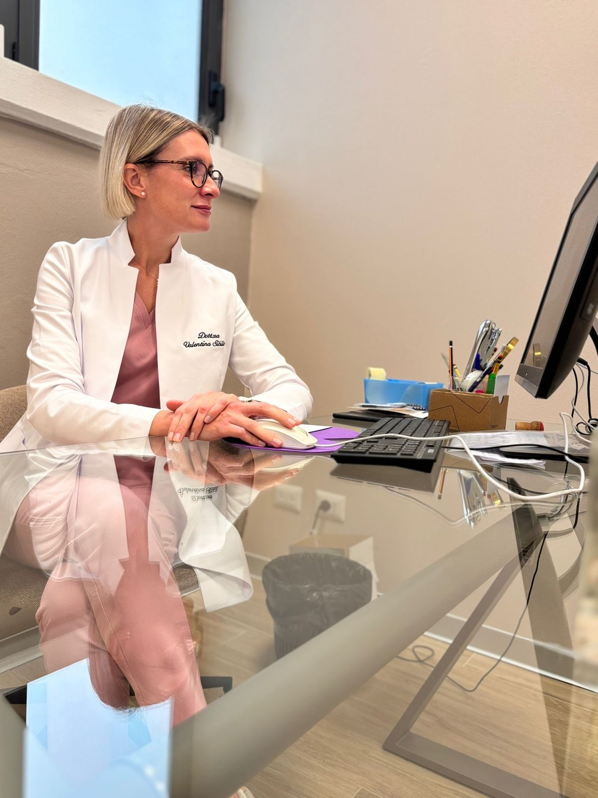 Dott.ssa Valentina Sibillotte alla scrivania dello studio